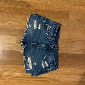 Abercrombie & Fitch distressed low rise short 2/26